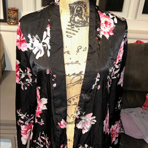 Floral Black and Pink Women's Kimono/robe - Picture 2 of 3
